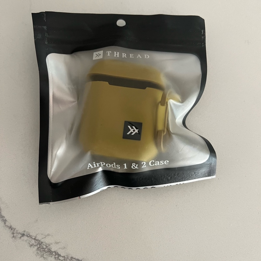 NIB Threads AirPod’s CASE I-II green-beige silicon strong c-clip carabin…